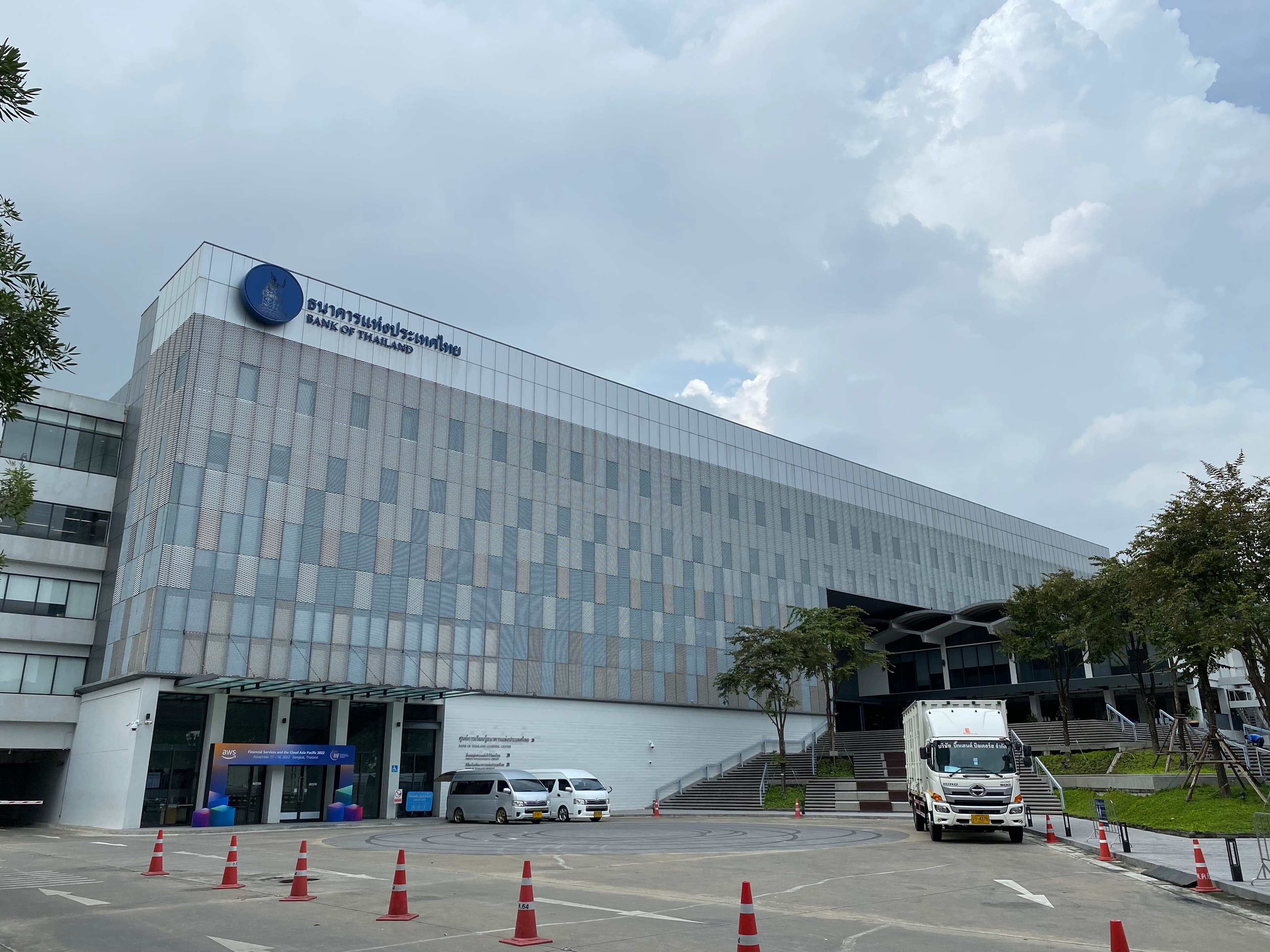 The Bank of Thailand Learning Center building, with its bilingual name visible on the exterior.